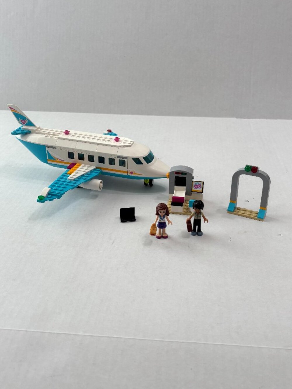 LEGO Friends 41100 Heartlake Private Jet #41100 Retired Product - Picture 2 of 4